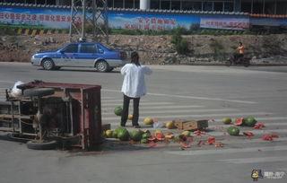 轿车吃瓜闯红灯,引发社会热议