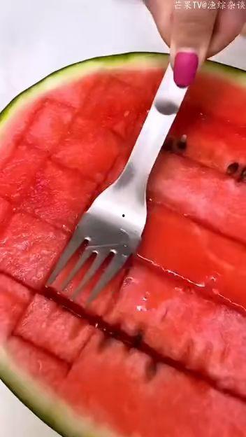 吃瓜勺子神器切块,勺子切块，轻松享受夏日清凉