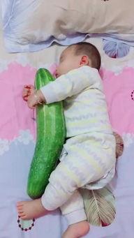 母亲和儿子吃瓜